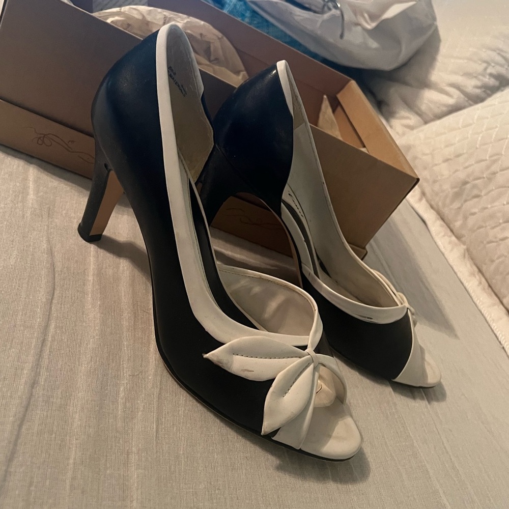 Vintage Carriage Court Maria Black and White High Heels - Picture 11 of 13
